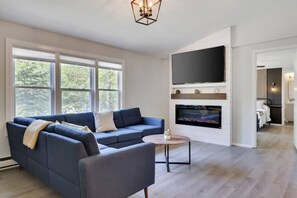 Smart TV, fireplace, foosball, streaming services - Newly Renovated Hot Tub Fire Pit Game Room (Tobyhanna)