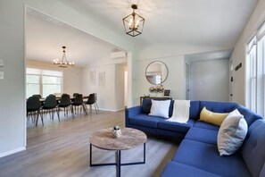 Smart TV, fireplace, foosball, streaming services - Newly Renovated Hot Tub Fire Pit Game Room (Tobyhanna)