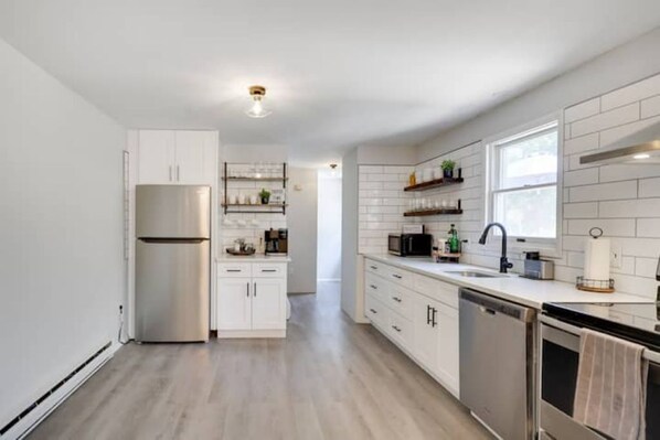 Microwave, oven, stovetop, dishwasher - Newly Renovated Hot Tub Fire Pit Game Room (Tobyhanna)