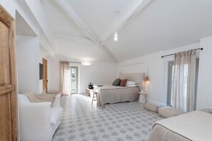 Phòng Suite Deluxe, nhiều giường, không hút thuốc, quang cảnh vườn | Nệm có lớp đệm bông, két bảo mật tại phòng, màn/rèm cản sáng 
