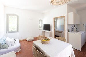 Superior Suite, Multiple Beds, Non Smoking, Park View | Living area | 104-cm flat-screen TV with satellite channels, TV, Netflix - La Bâtisse en Blanc (Vallauris)