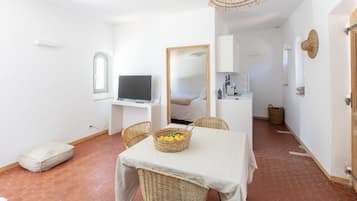 Suite superior, varias camas, para no fumadores, vista al parque | Área de sala de estar | Televisión de pantalla plana, Netflix y servicios de streaming