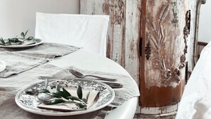 A dining table set with plates, cutlery, and a decorative centerpiece. - La Bâtisse en Blanc (Vallauris)