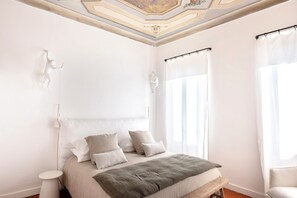 Junior Suite, 1 King Bed, Non Smoking, Garden View | Pillowtop beds, in-room safe, blackout drapes, iron/ironing board - La Bâtisse en Blanc (Vallauris)