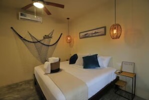 1 Schlafzimmer, Zimmersafe, Schreibtisch, Bügeleisen/Bügelbrett