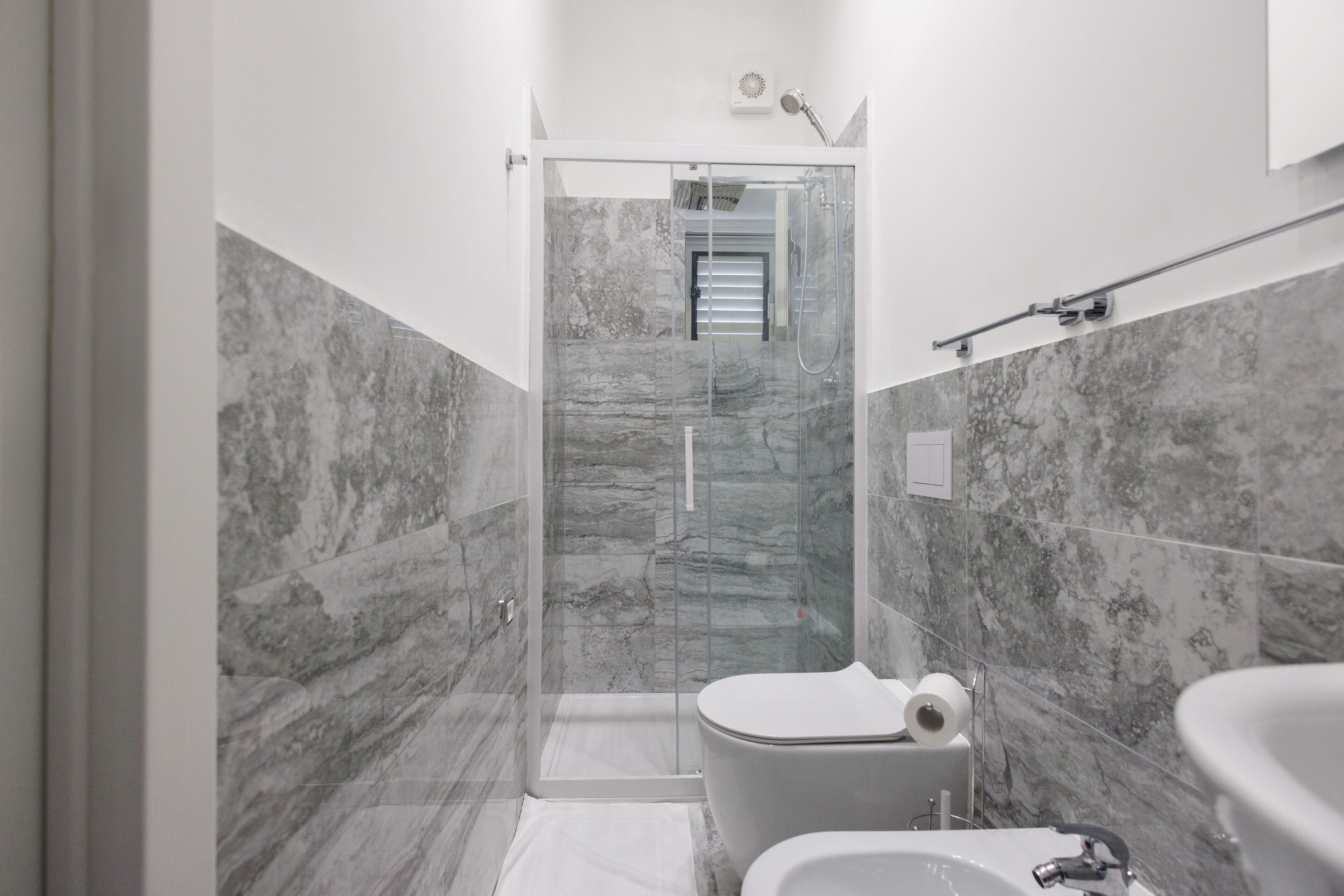 เบสิกอพาร์ทเมนท์ | ห้องน้ำ | กระดาษชำระ