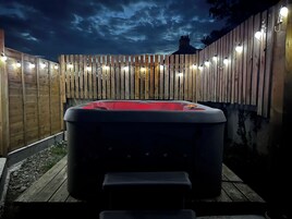 Cottage | Outdoor spa tub