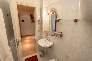 Shower, hair dryer, bidet, towels - Relax apartment in the Assisi countryside to visit the Umbrian villages (Capodacqua)