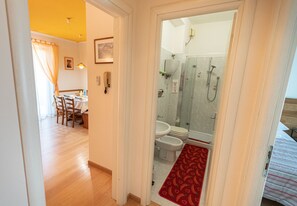 Douche, sèche-cheveux, bidet, serviettes fournies
