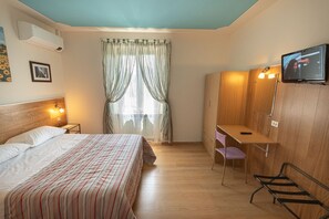 2 chambres, bureau, chambres insonorisées, fer et planche à repasser