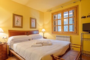 3 bedrooms, iron/ironing board, Internet, bed sheets