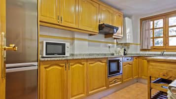 Frigorífico, microondas, horno y lavavajillas