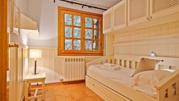 3 bedrooms, iron/ironing board, Internet, bed sheets