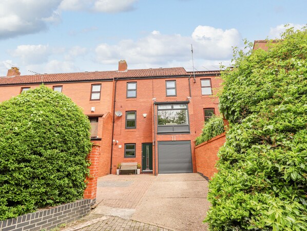 Exterior - The Imp's Pad (Lincoln)