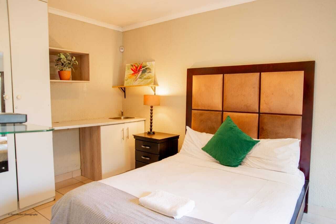 Deluxe Studio Suite, 1 Queen Bed