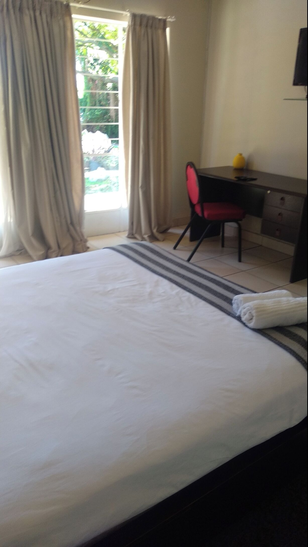 Deluxe Studio Suite, 1 Queen Bed | Laptop workspace, free WiFi, individually decorated