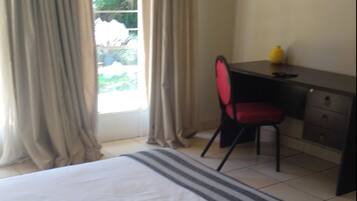 Deluxe Studio Suite, 1 Queen Bed