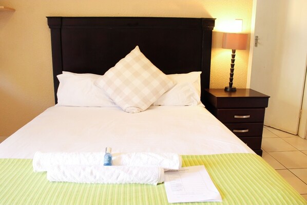 Deluxe Studio Suite, 1 Queen Bed | 1 bedroom, individually decorated, individually furnished