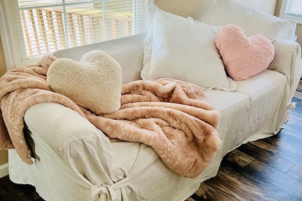 Appartement Romantique | Coin séjour | TV connectée de 55 pouces avec chaînes numériques, télévision, cheminée