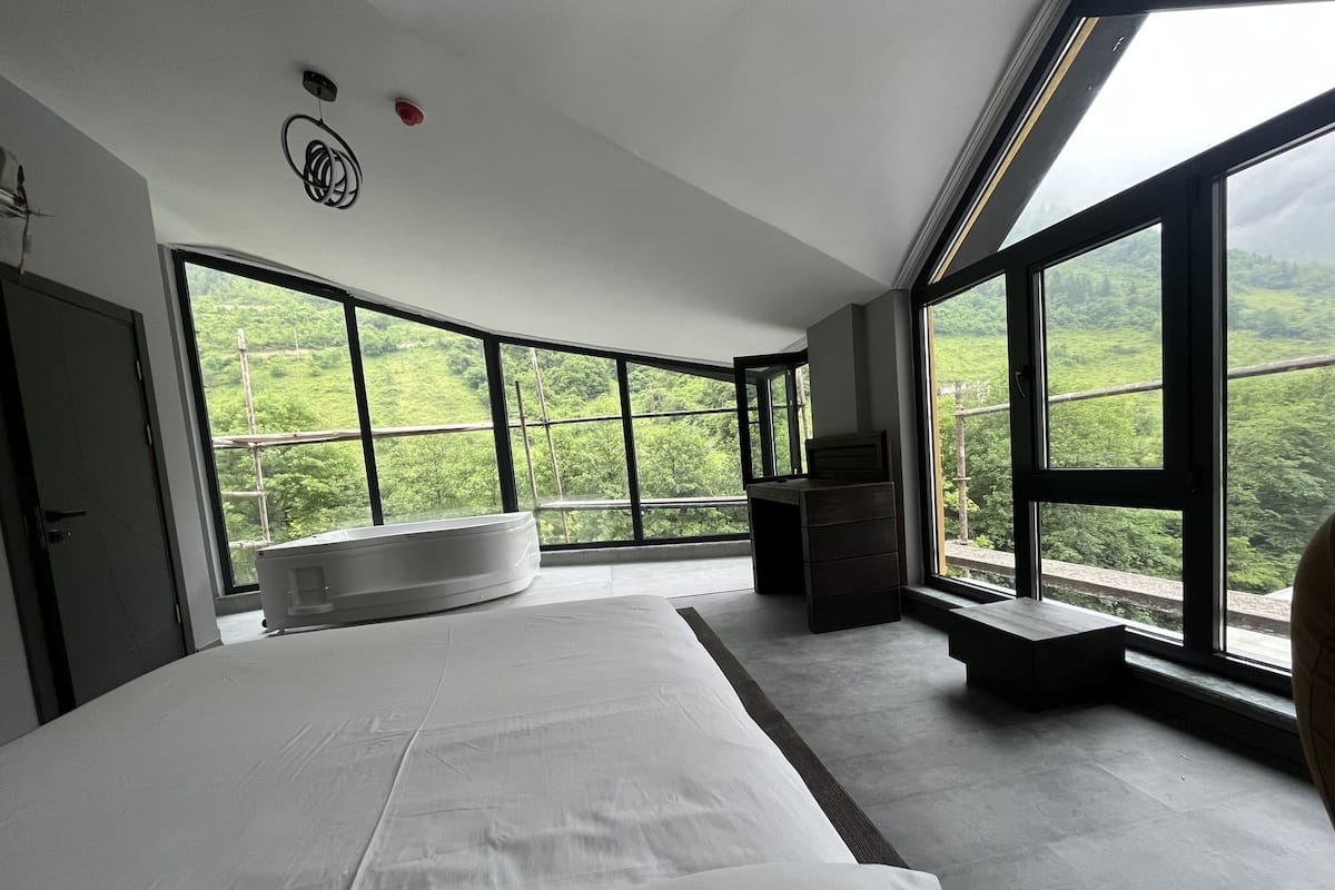 Design Suite, Jetted Tub, River View