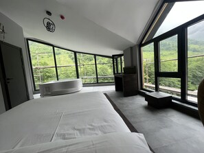 Design Suite, Jetted Tub, River View | Premium bedding, individually decorated, free WiFi, bed sheets - macar taşı otel (Maçka)