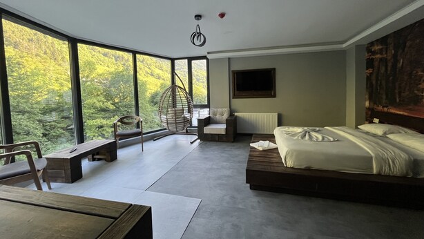 Design Suite, Jetted Tub, River View | Premium bedding, WiFi (free), individually decorated, bed sheets - macar taşı otel (Maçka)