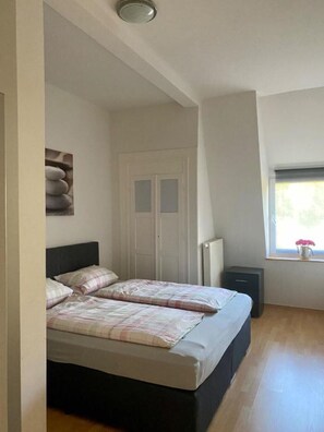 2 bedrooms, iron/ironing board, WiFi