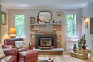 Living area - Hilltop - 5BR Vintage Retreat near Hershey Park (New Cumberland)