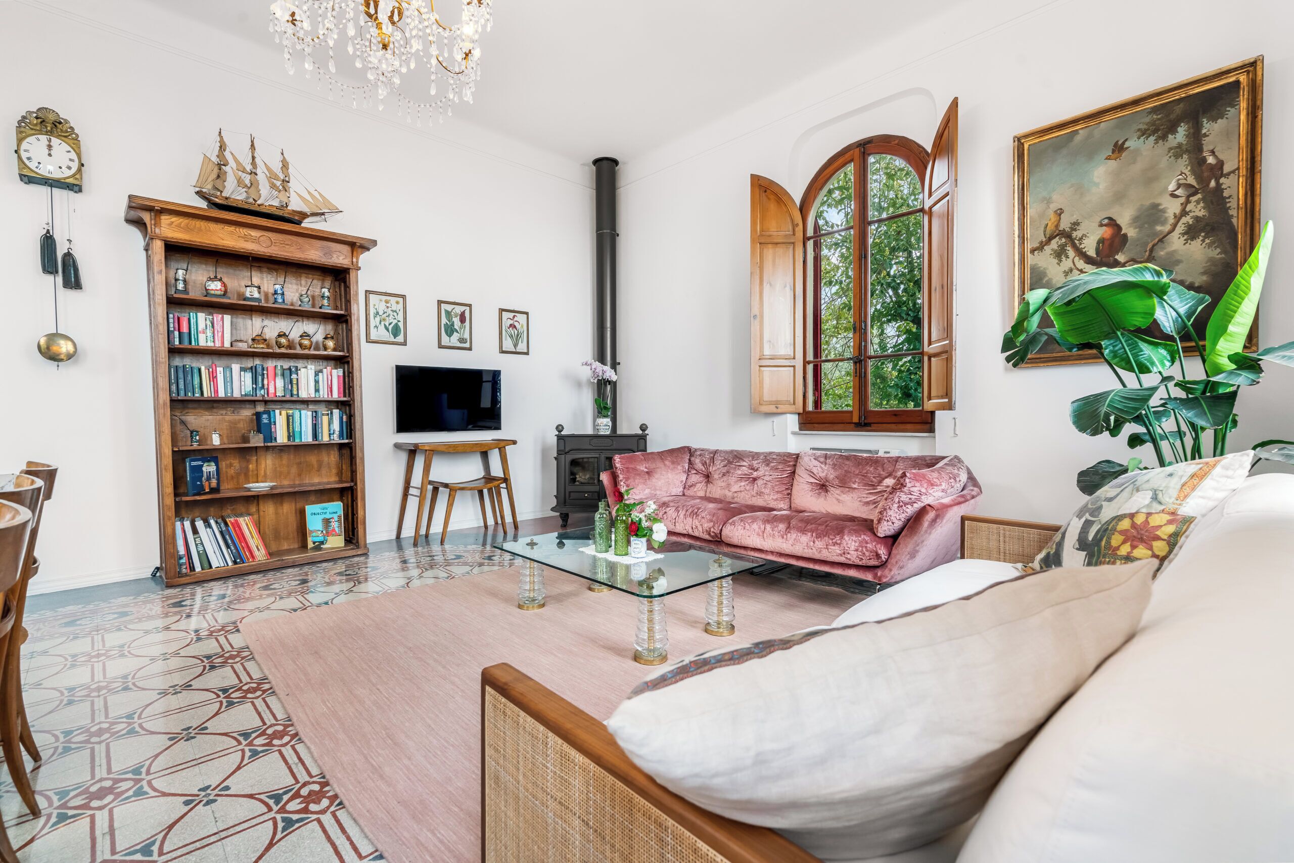 Smart-TV, Kamin, Bücher