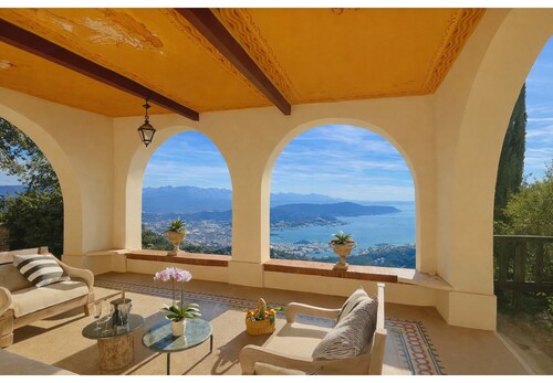 VILLA SPENSER - CinqueTerre   
Historic villa with sea view, pool, A/C, sleeps 8