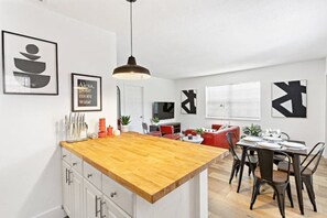 Dining - Lovely 2 BR condo with free parking on premises (Fort Lauderdale)