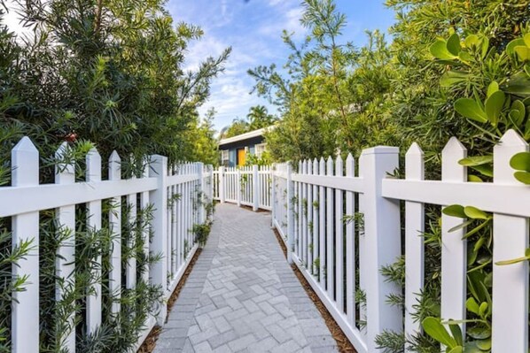 Property grounds - Lovely 2 BR condo with free parking on premises (Fort Lauderdale)