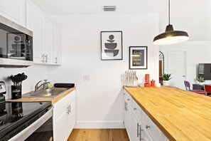 Private kitchen - Lovely 2 BR condo with free parking on premises (Fort Lauderdale)