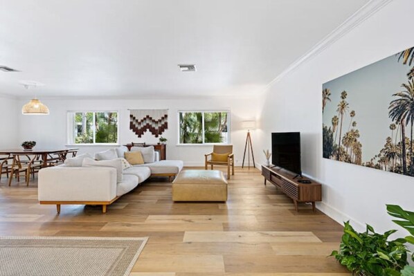 Living area - Spacious Beach Apt in Las Olas Blvd (Fort Lauderdale)