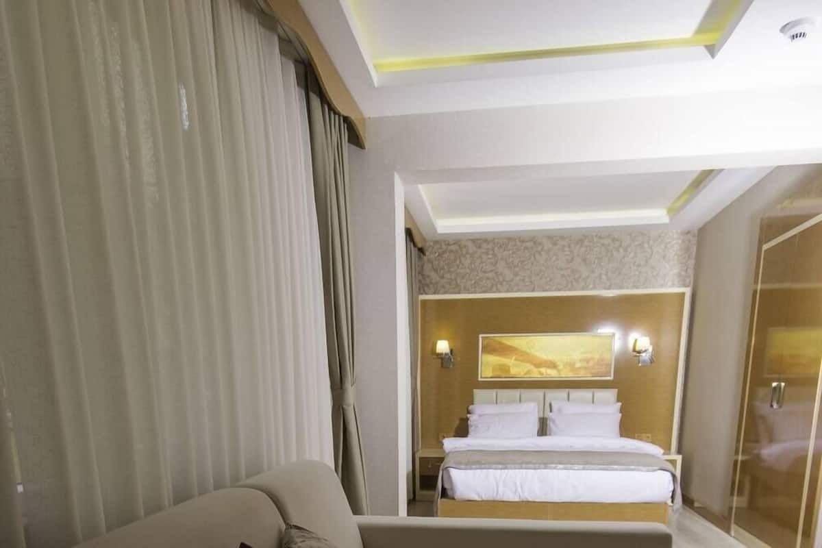 1 chambre, coffres-forts dans les chambres, bureau