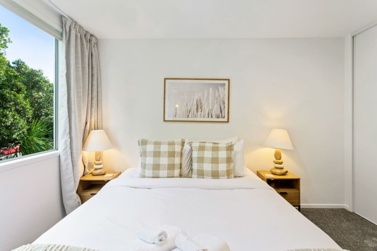 2 quartos, escrivaninha, ferros/tábuas de passar roupa