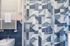 Villa | Badezimmer | Dusche, Haartrockner, Handtücher