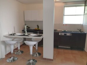 Plaque de cuisson, batterie de cuisine, vaisselle et ustensiles