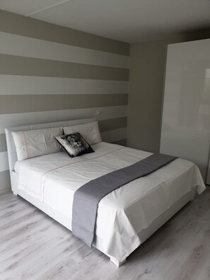 1 bedroom, iron/ironing board, bed sheets - Holiday Apartment (Desenzano del Garda)