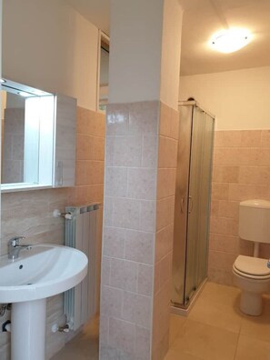 Shower, hair dryer, bidet, towels - Holiday Apartment (Desenzano del Garda)