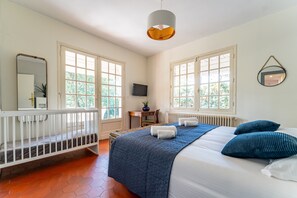 3 chambres, fer et planche à repasser, Wi-Fi gratuit, draps fournis