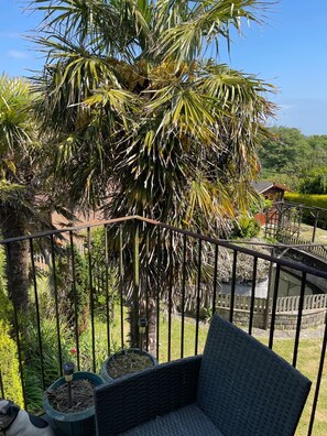 Property grounds - Light, Bright and Airy Apartment in Totland, close to The Needles (Totland Bay)