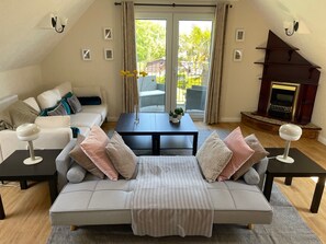 Living area - Light, Bright and Airy Apartment in Totland, close to The Needles (Totland Bay)