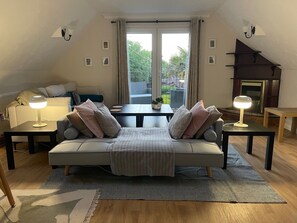 Living area - Light, Bright and Airy Apartment in Totland, close to The Needles (Totland Bay)