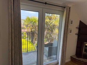 Interior - Light, Bright and Airy Apartment in Totland, close to The Needles (Totland Bay)