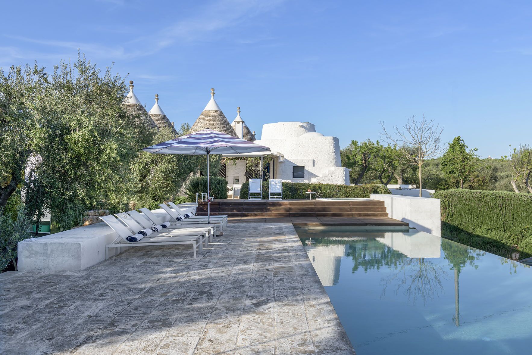 Seasonal outdoor pool, pool umbrellas, sun loungers