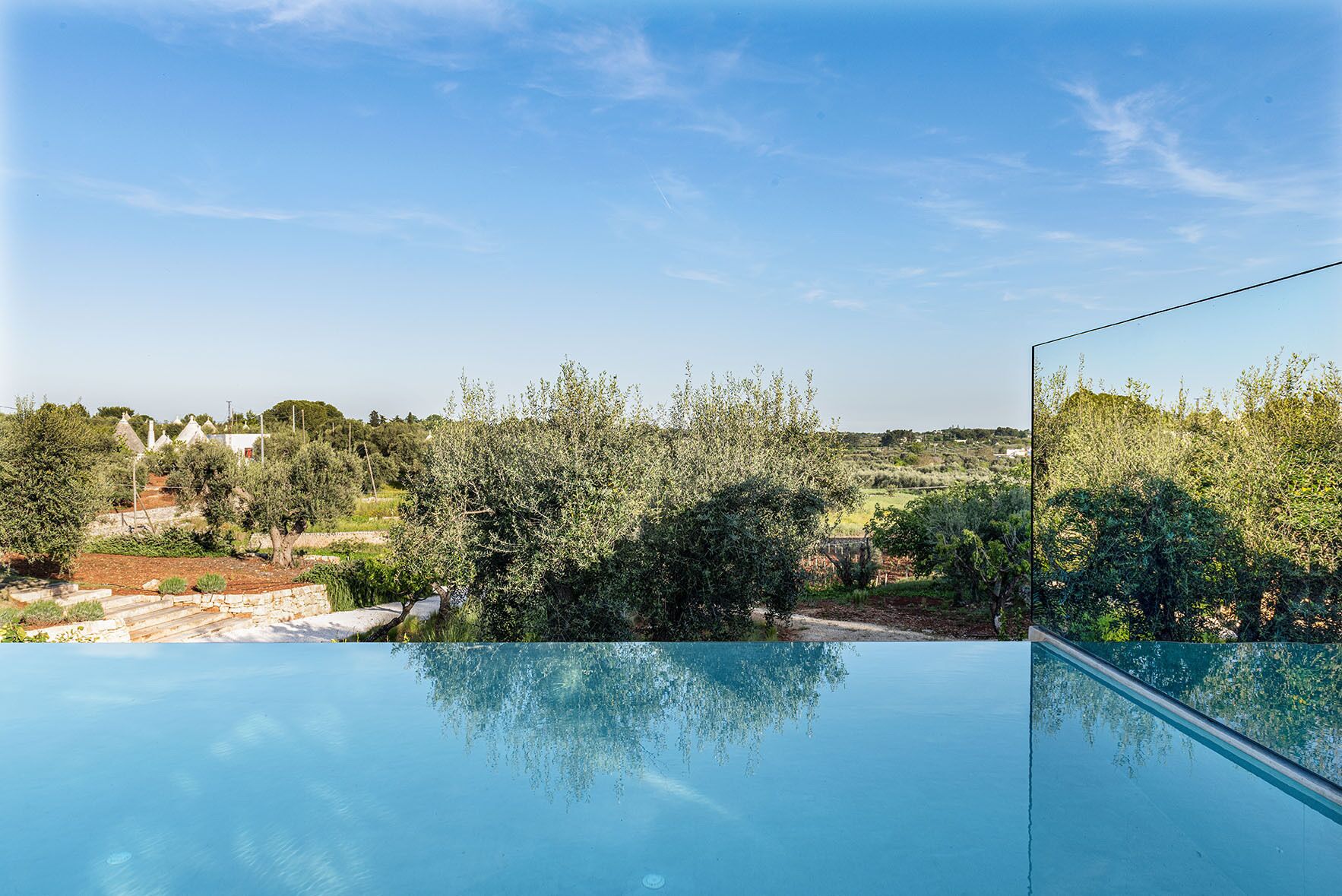 Piscina externa sazonal, guarda-sóis, espreguiçadeiras