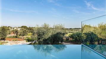 Piscina externa sazonal, guarda-sóis, espreguiçadeiras