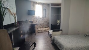 A bedroom with a bed, a desk, a chair, a TV, and a wardrobe. - A 2 pas des Étangs, Calme et Spacieux Bienvenue a Peyriac de mer (Peyriac-de-Mer)
