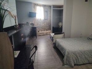 3 chambres, fer et planche à repasser, Wi-Fi gratuit, draps fournis